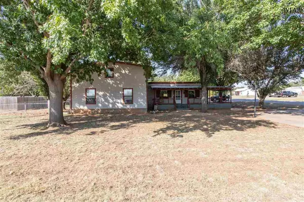 200 W CHESTNUT STREET, Iowa Park, TX 76367