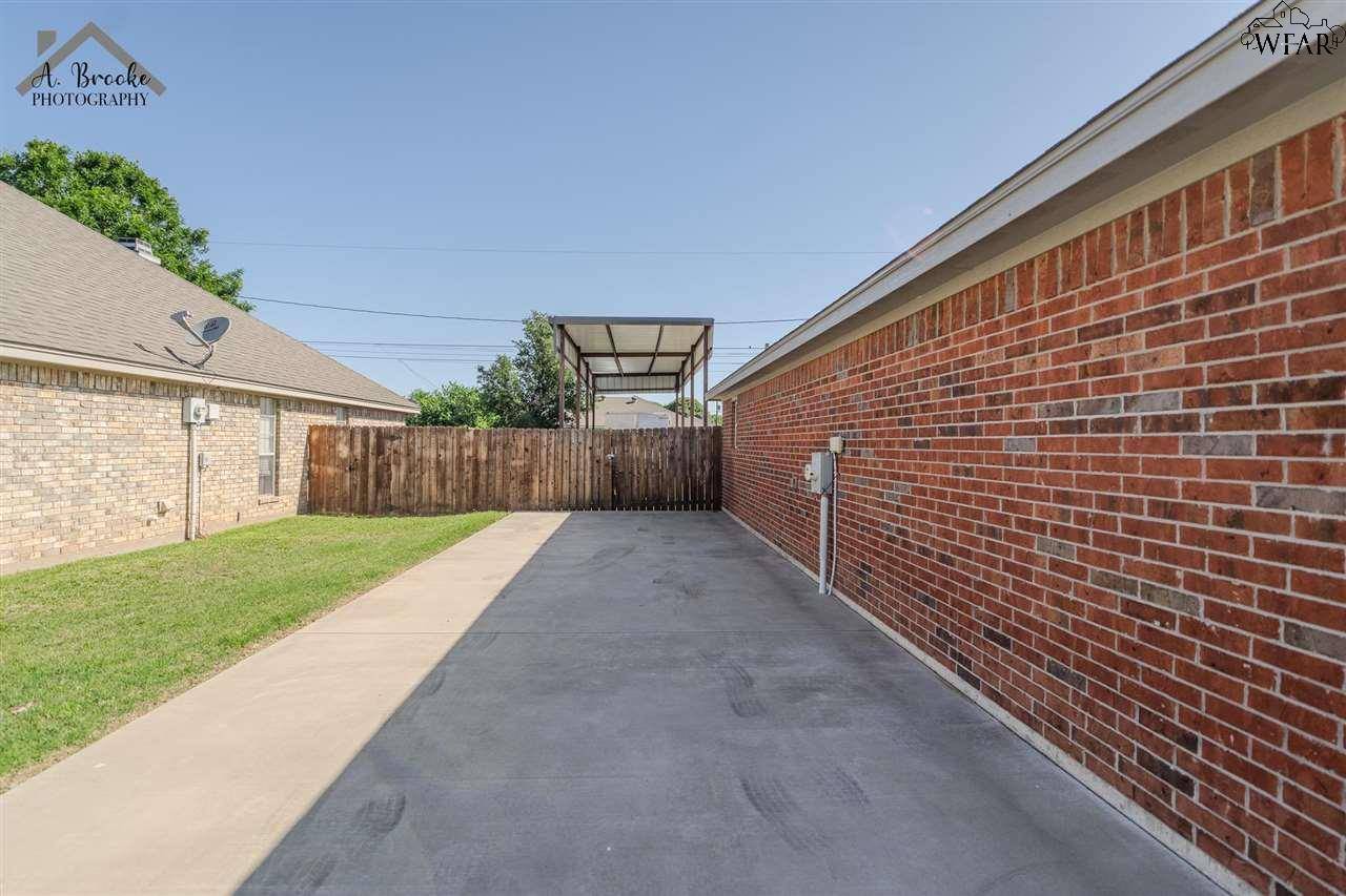 Iowa Park, TX 76367,114 E VALLEY DRIVE
