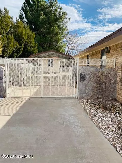 Las Cruces, NM 88005,806 Suzanne AVE