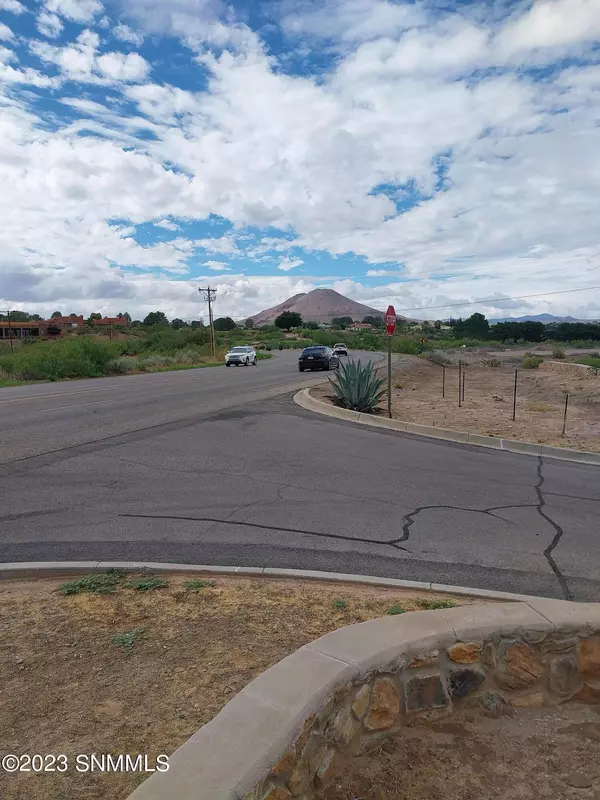 1344 Picacho Hills DR, Las Cruces, NM 88007