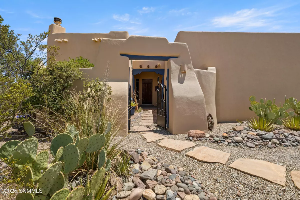 Las Cruces, NM 88011,5249 Angel Fire PL