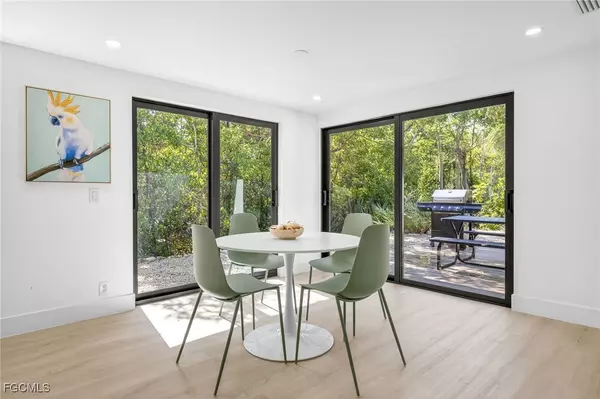 Sanibel, FL 33957,1105 Skiff PL