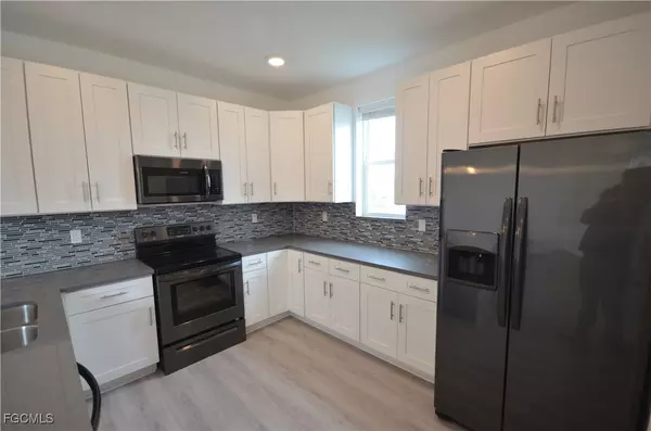 Port Charlotte, FL 33981,8581 Agate ST