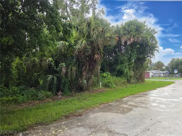 North Fort Myers, FL 33903,524 Santa Cruz ST