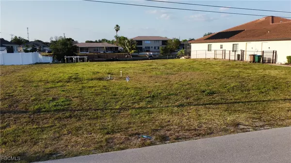 Cape Coral, FL 33990,907 SE 15th ST