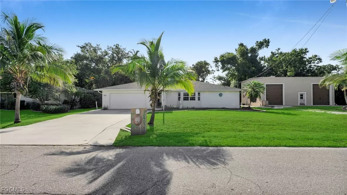 North Fort Myers, FL 33903,1672 Many RD
