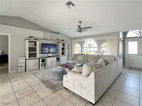 Cape Coral, FL 33990,522 SE 4th ST