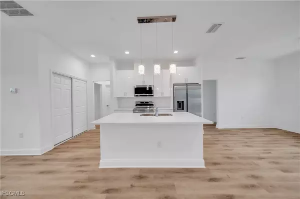 Port Charlotte, FL 33981,9333 Hialeah TER