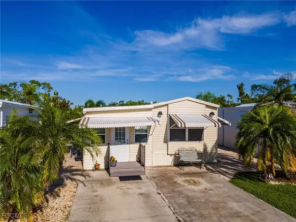 221 Caravan CIR, North Fort Myers, FL 33903