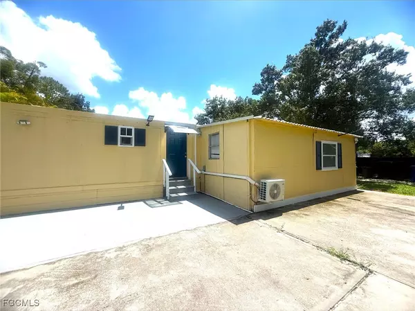 North Fort Myers, FL 33917,8239 Suncoast DR