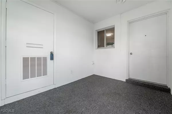 Fort Myers, FL 33907,8649 Flores CT