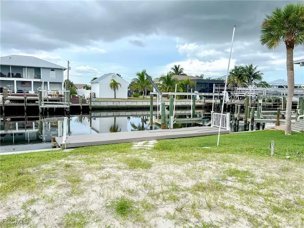 Fort Myers Beach, FL 33931,11600 Dogwood LN