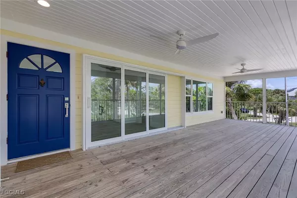 Sanibel, FL 33957,645 Oliva ST