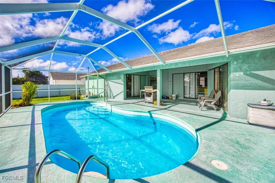 Cape Coral, FL 33990,707 SE 9th PL