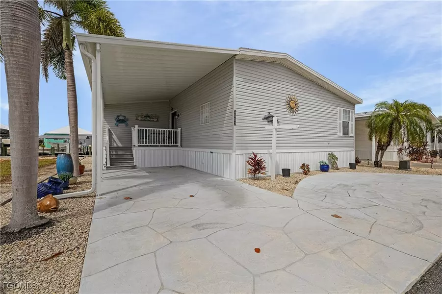 3057 Sloop LN, St James City, FL 33956