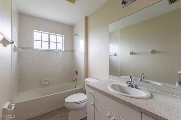 Cape Coral, FL 33990,717 SE 8th ST