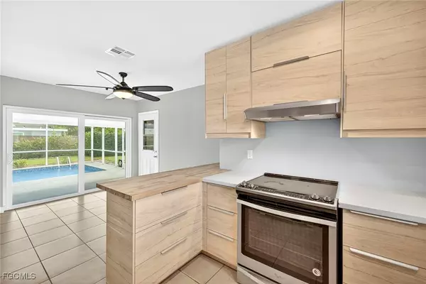 North Fort Myers, FL 33903,947 Jolly RD