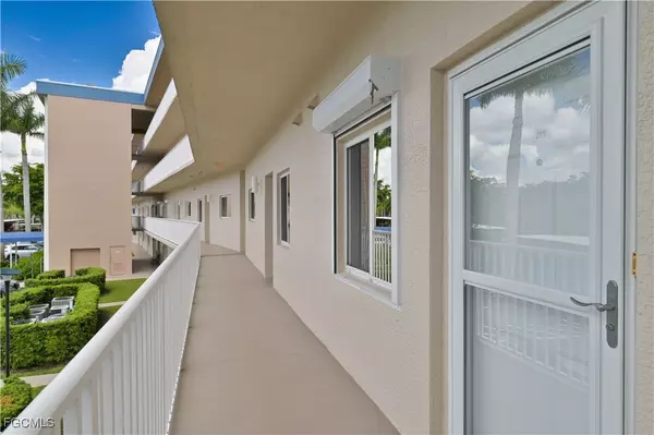 Fort Myers, FL 33919,14931 Park Lake DR #211