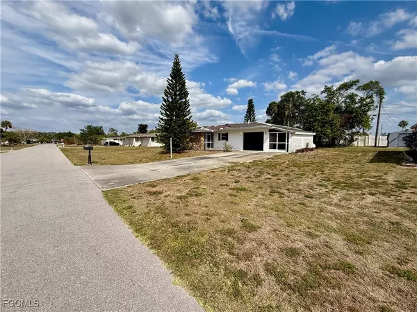Lehigh Acres, FL 33936,320 Hollywood ST