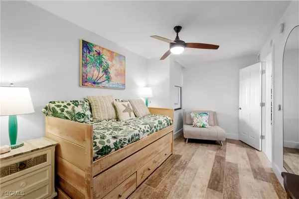 Naples, FL 34108,10562 Gulf Shore DR #101/102