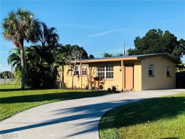 860 Camellia DR, North Fort Myers, FL 33903
