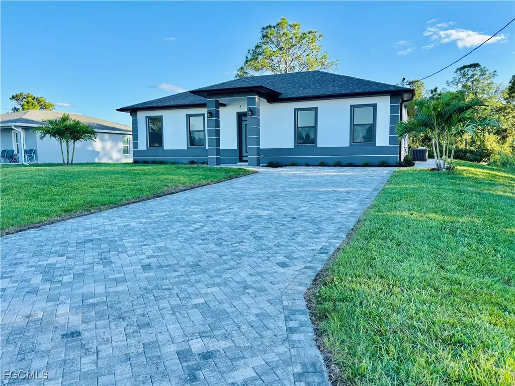 Lehigh Acres, FL 33972,563 Oakshire LN