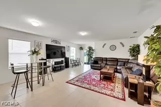 Cape Coral, FL 33990,927 SE 5th CT