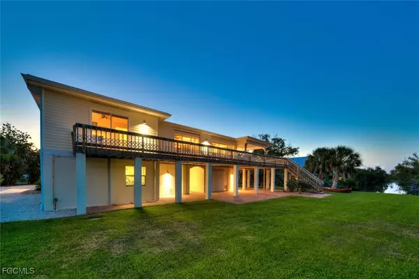 Sanibel, FL 33957,716 Rabbit RD