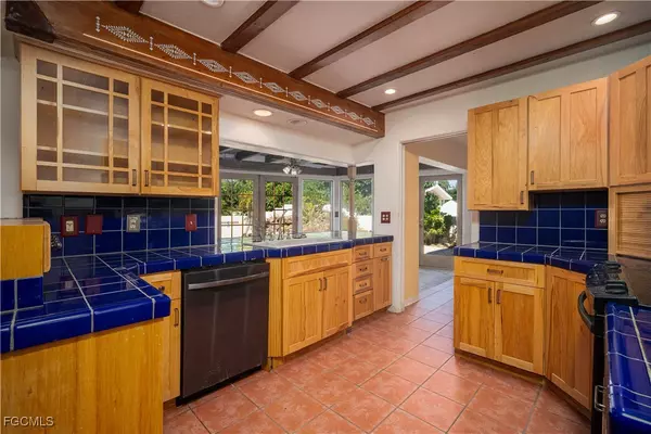 Fort Myers, FL 33919,10160 McGregor BLVD