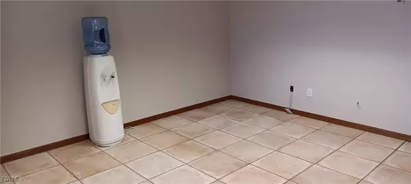 Fort Myers, FL 33912,5929 Youngquist RD #5