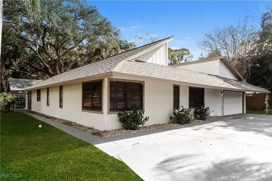 1054 Mohegan RD, Venice, FL 34293