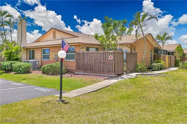 6320 Royal Woods DR, Fort Myers, FL 33908