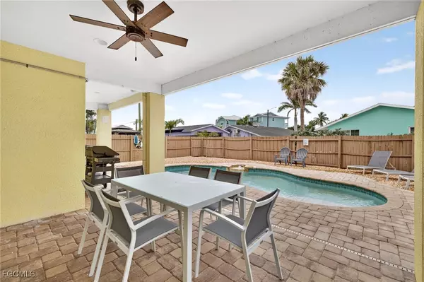 Fort Myers Beach, FL 33931,227 Mango ST