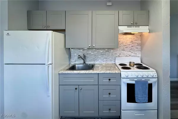 Fort Myers, FL 33919,8061 Country RD #202