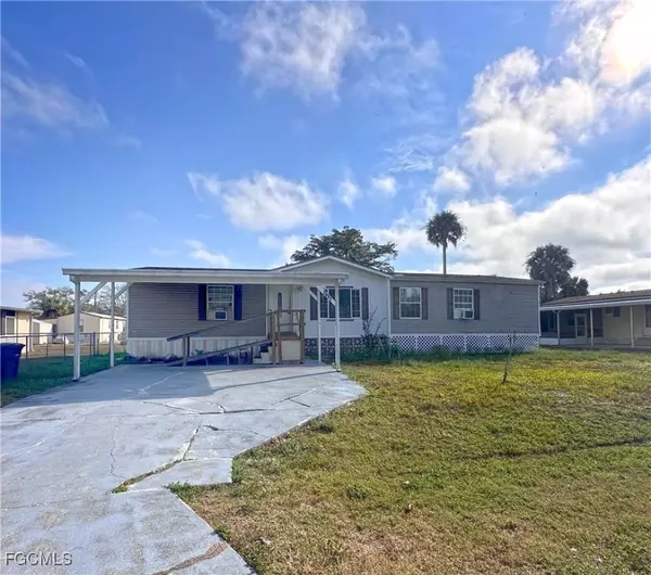 7607 Peyraud DR, North Fort Myers, FL 33917