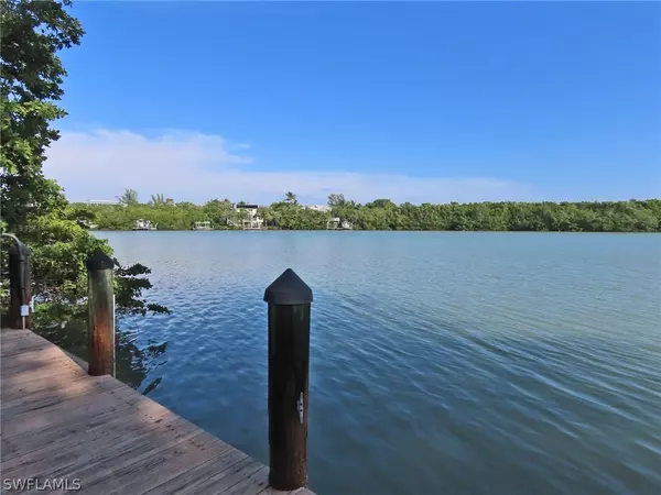 Sanibel, FL 33957,5834 Pine Tree DR