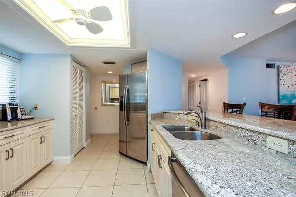 Sanibel, FL 33957,1401 Middle Gulf DR #T301