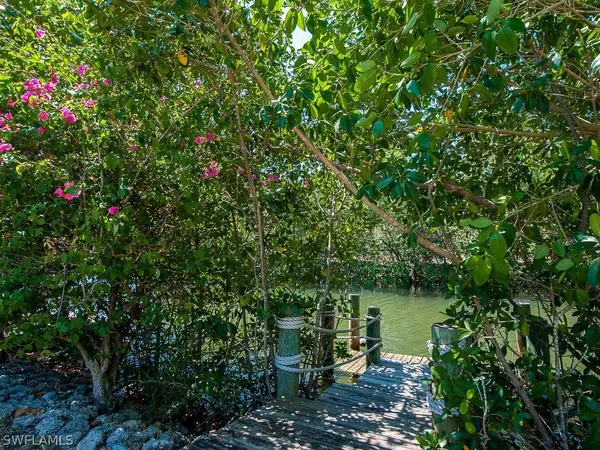 Sanibel, FL 33957,734 Anchor DR