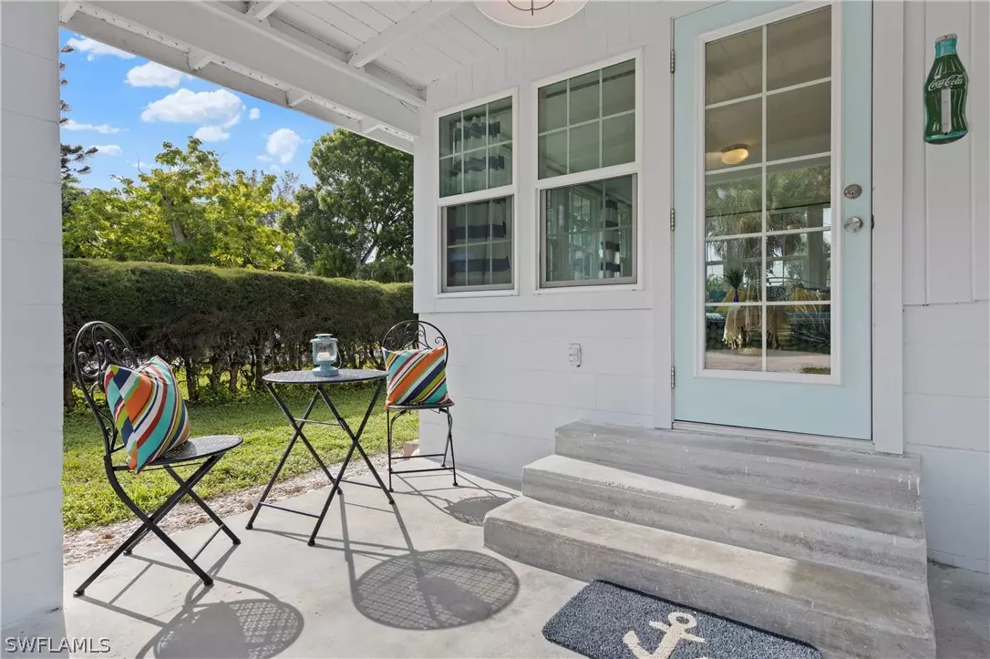 Sanibel, FL 33957,915 Main ST