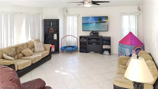 Cape Coral, FL 33990,530 SE 11th CT