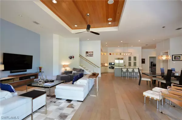 Naples, FL 34108,586 West PL