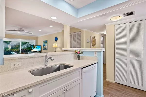 Sanibel, FL 33957,1610 Middle Gulf DR #F3