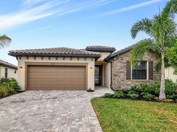 9387 Foxglove LN, Naples, FL 34120