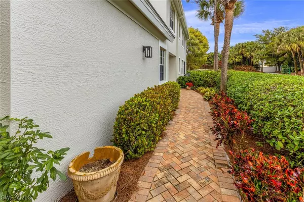 Naples, FL 34109,2150 Aberdeen LN #7-103