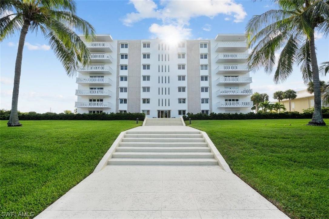 Naples, FL 34102,1325 7th ST S #4D