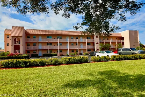 300 Forest Lakes BLVD #105, Naples, FL 34105