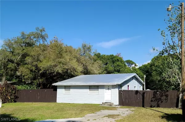 2716 Winona DR, North Fort Myers, FL 33917