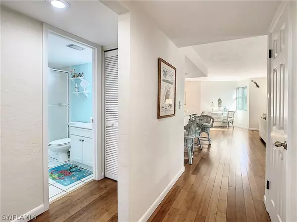 Sanibel, FL 33957,1299 Middle Gulf DR #201