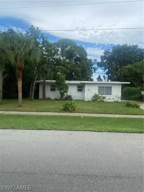 912 Hibiscus LN, North Fort Myers, FL 33903