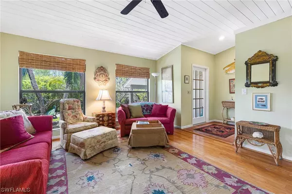 Sanibel, FL 33957,647 Rabbit RD